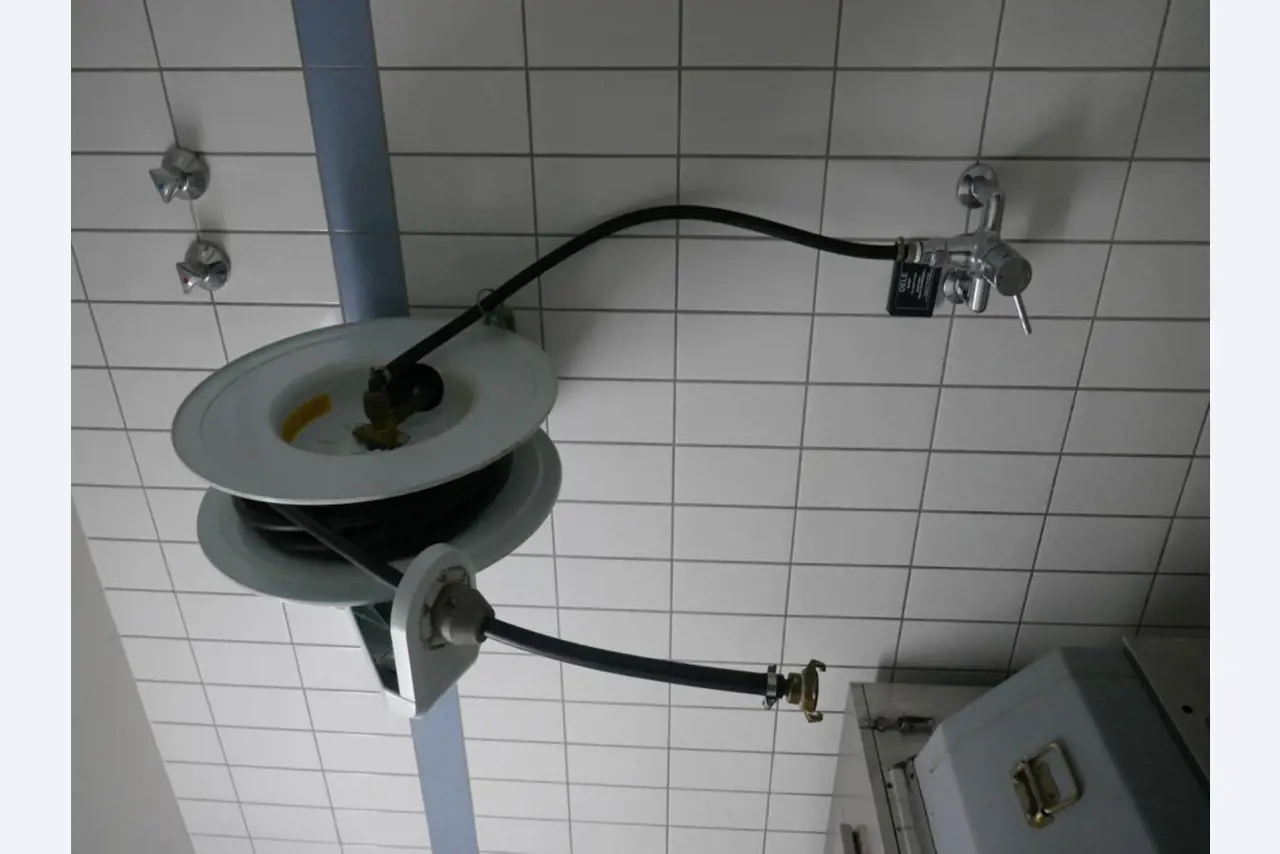 Medyczny sprzęt techniczny, wyposażenie sal operacyjnych, sterylne tace oraz sprzęt i meble szpitalne-2