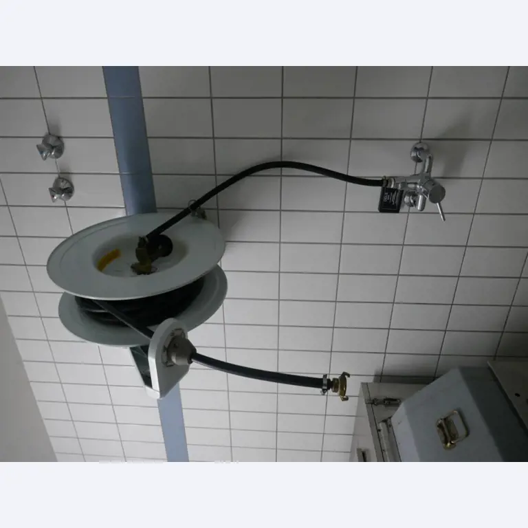 Medyczny sprzęt techniczny, wyposażenie sal operacyjnych, sterylne tace oraz sprzęt i meble szpitalne-2