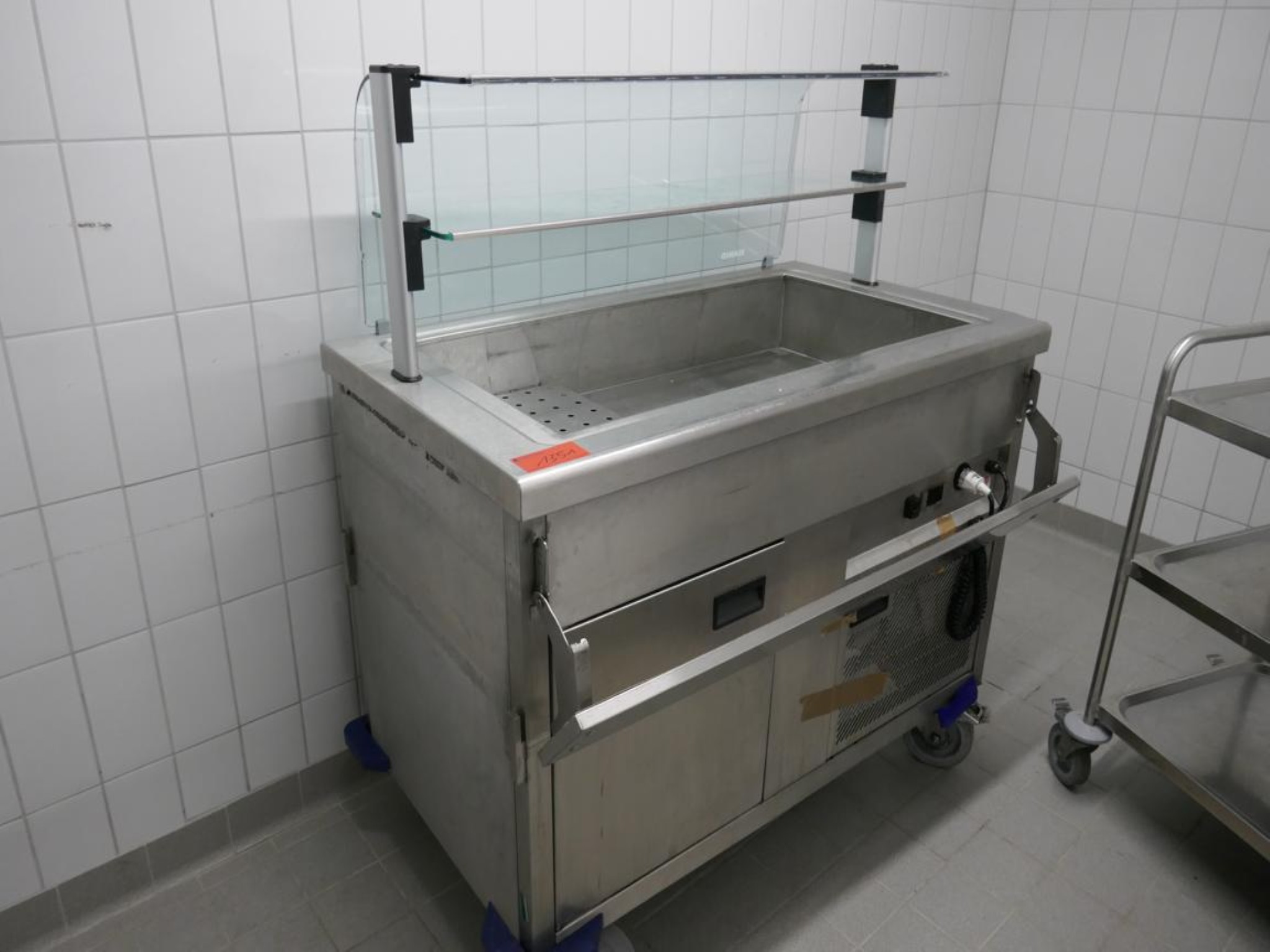 Medyczny sprzęt techniczny, wyposażenie sal operacyjnych, sterylne tace oraz sprzęt i meble szpitalne-1