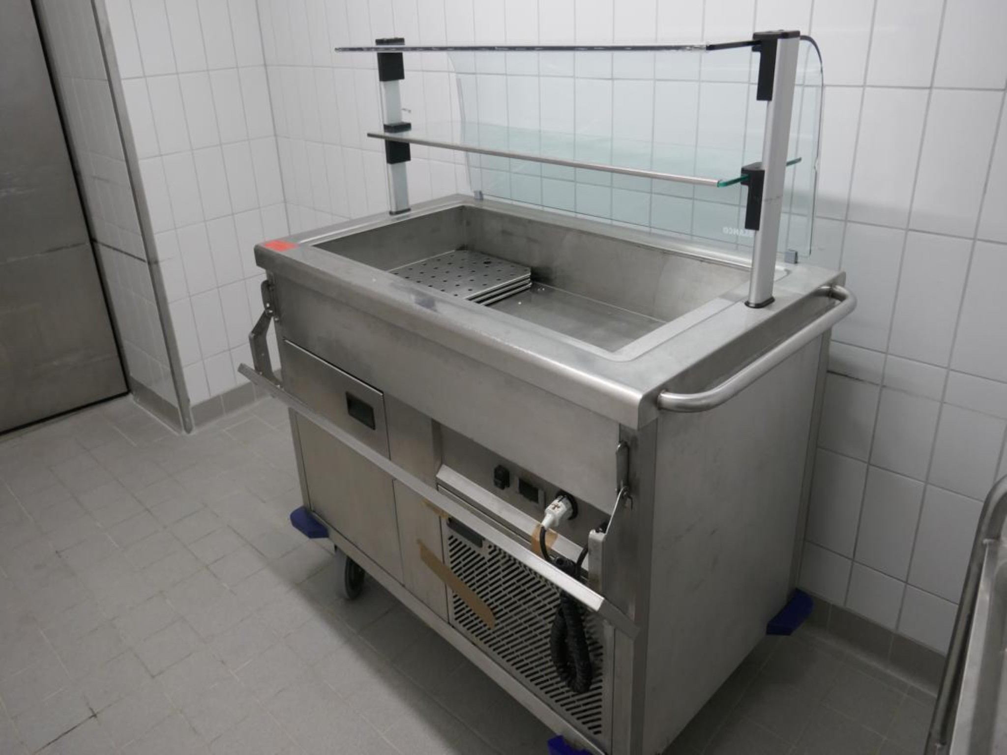 Medyczny sprzęt techniczny, wyposażenie sal operacyjnych, sterylne tace oraz sprzęt i meble szpitalne-2