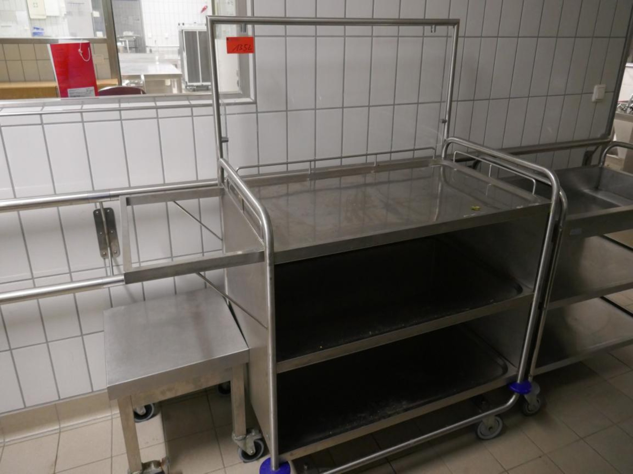 Medyczny sprzęt techniczny, wyposażenie sal operacyjnych, sterylne tace oraz sprzęt i meble szpitalne-1