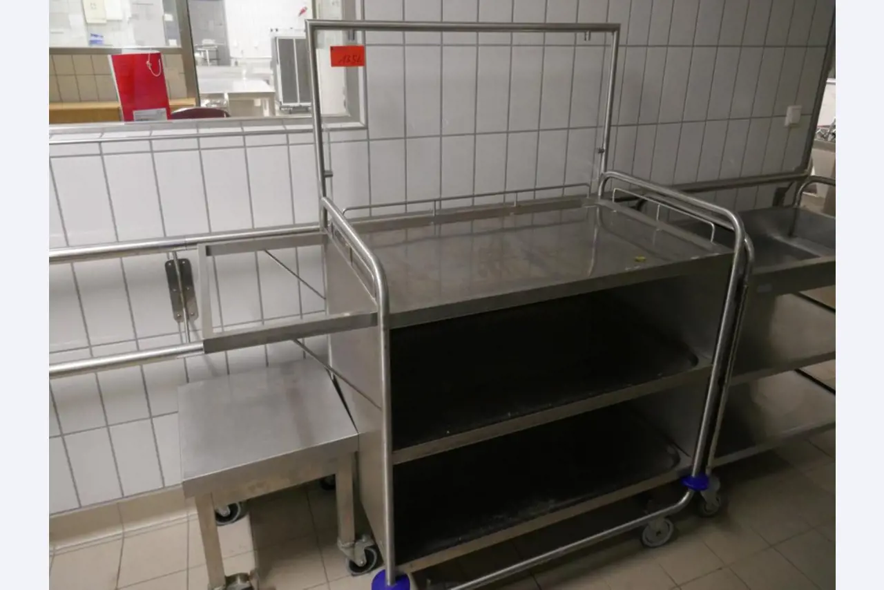 Medyczny sprzęt techniczny, wyposażenie sal operacyjnych, sterylne tace oraz sprzęt i meble szpitalne-1