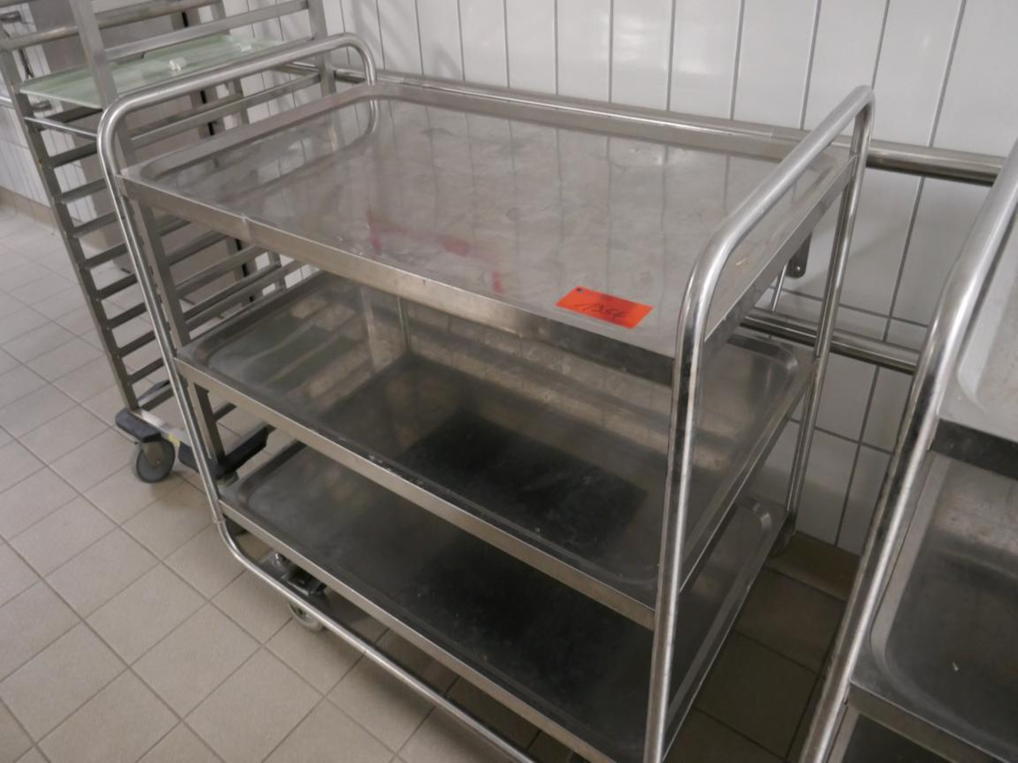 Medyczny sprzęt techniczny, wyposażenie sal operacyjnych, sterylne tace oraz sprzęt i meble szpitalne-1