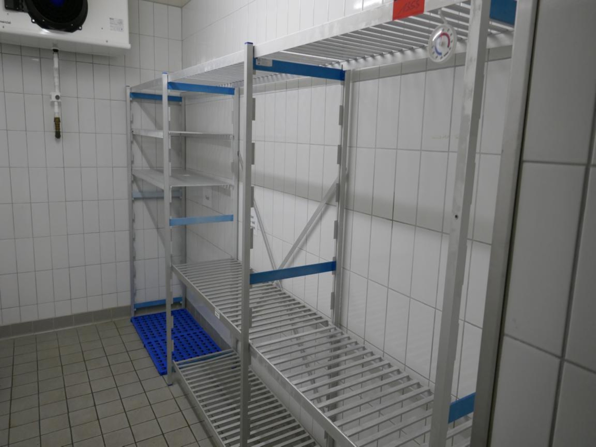 Medyczny sprzęt techniczny, wyposażenie sal operacyjnych, sterylne tace oraz sprzęt i meble szpitalne-1