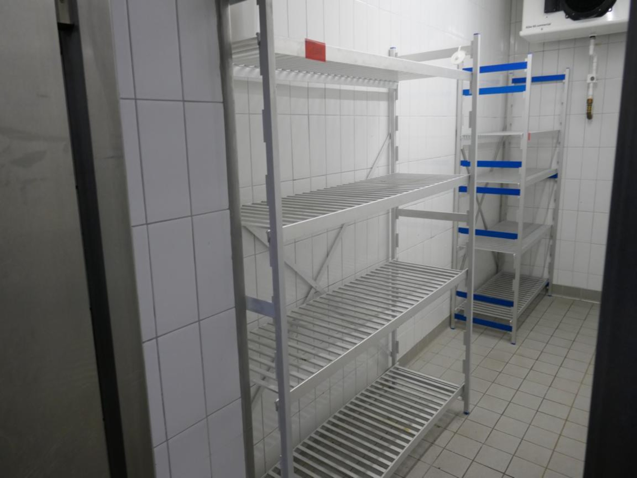 Medyczny sprzęt techniczny, wyposażenie sal operacyjnych, sterylne tace oraz sprzęt i meble szpitalne-1