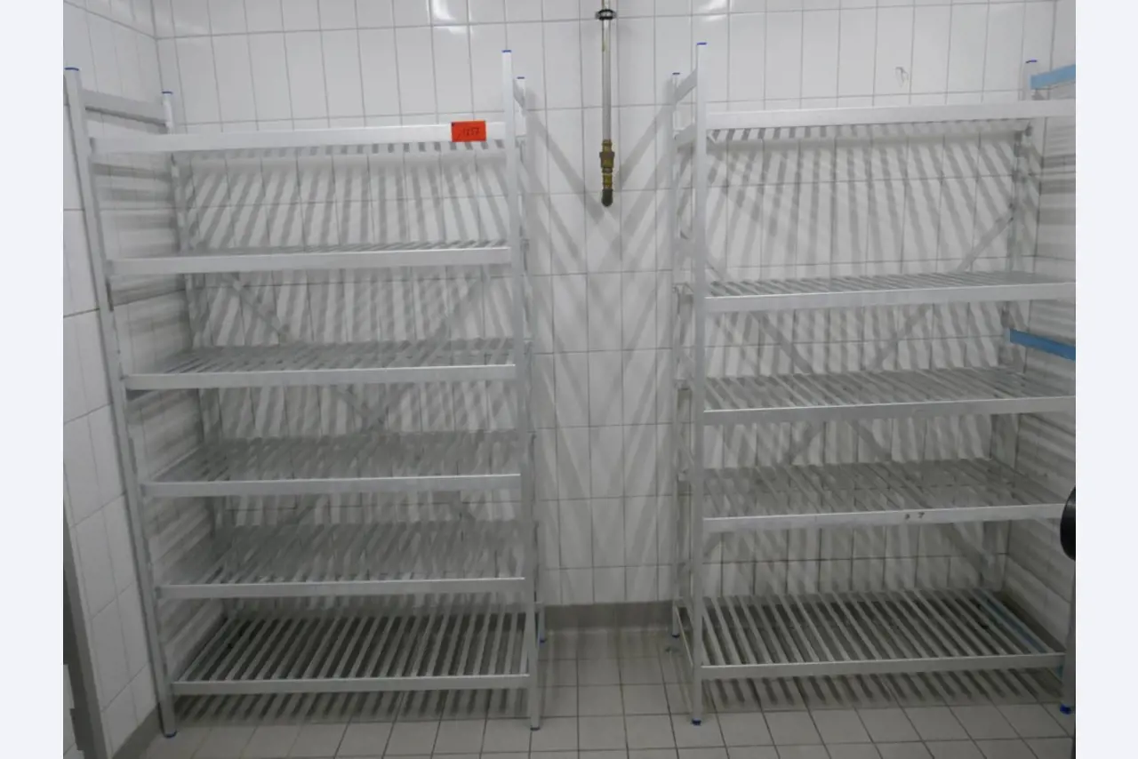 Medyczny sprzęt techniczny, wyposażenie sal operacyjnych, sterylne tace oraz sprzęt i meble szpitalne-1