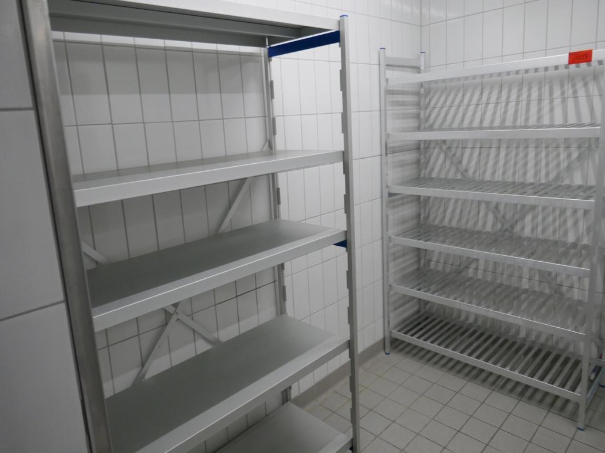 Medyczny sprzęt techniczny, wyposażenie sal operacyjnych, sterylne tace oraz sprzęt i meble szpitalne-2