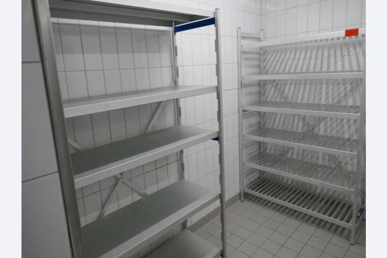 Medyczny sprzęt techniczny, wyposażenie sal operacyjnych, sterylne tace oraz sprzęt i meble szpitalne-2