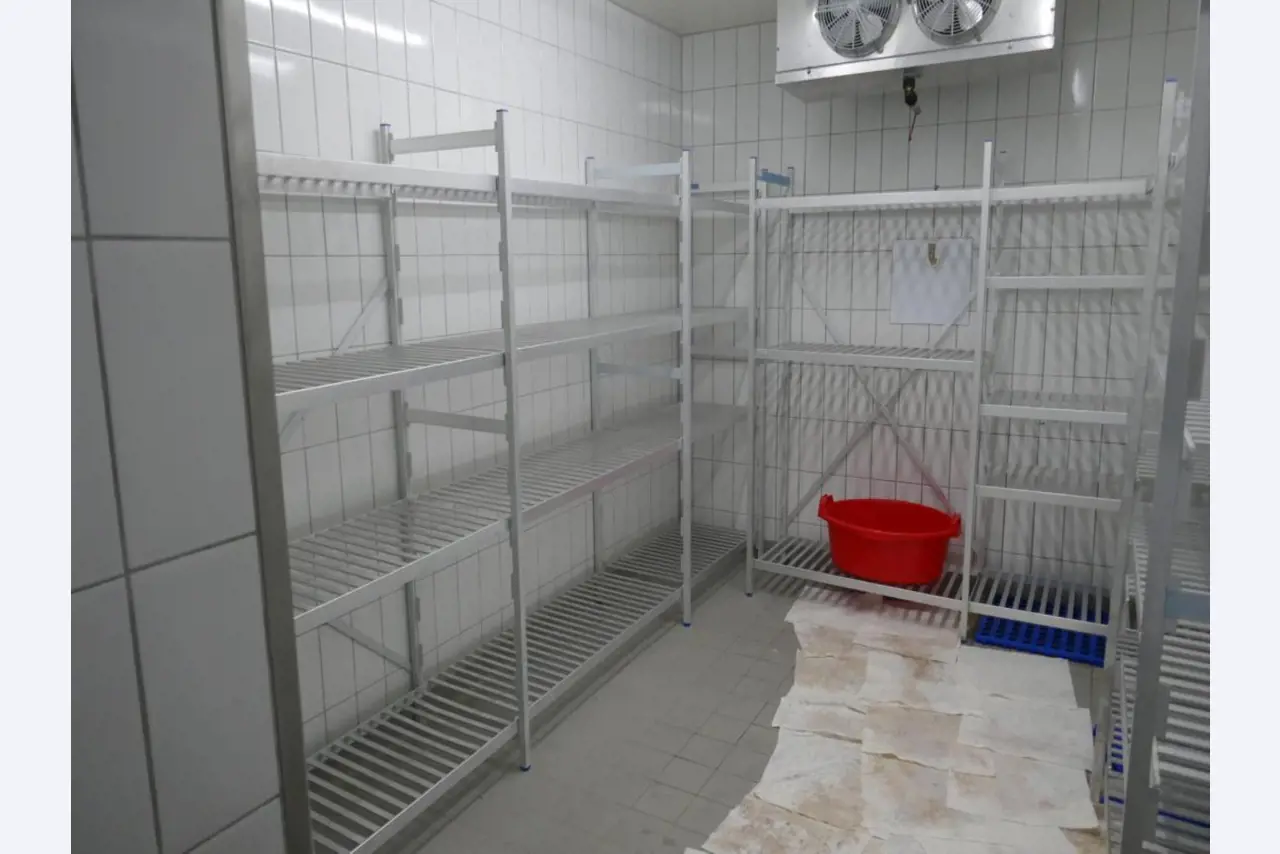 Medyczny sprzęt techniczny, wyposażenie sal operacyjnych, sterylne tace oraz sprzęt i meble szpitalne-2