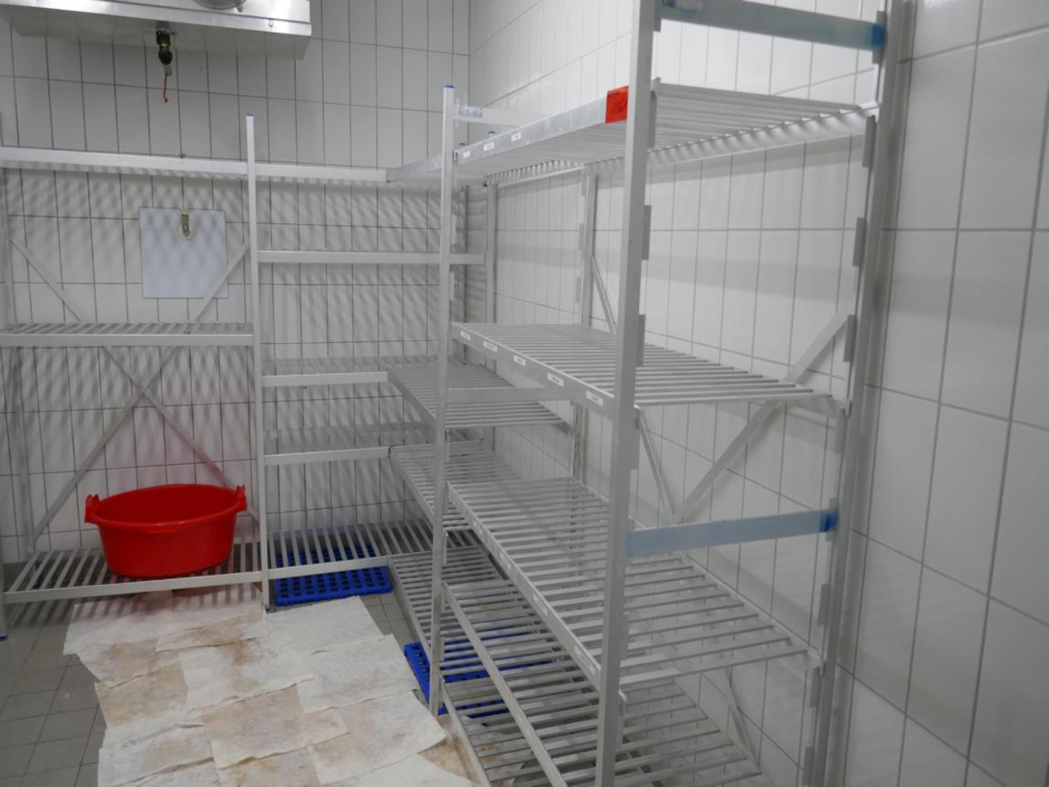 Medyczny sprzęt techniczny, wyposażenie sal operacyjnych, sterylne tace oraz sprzęt i meble szpitalne-3