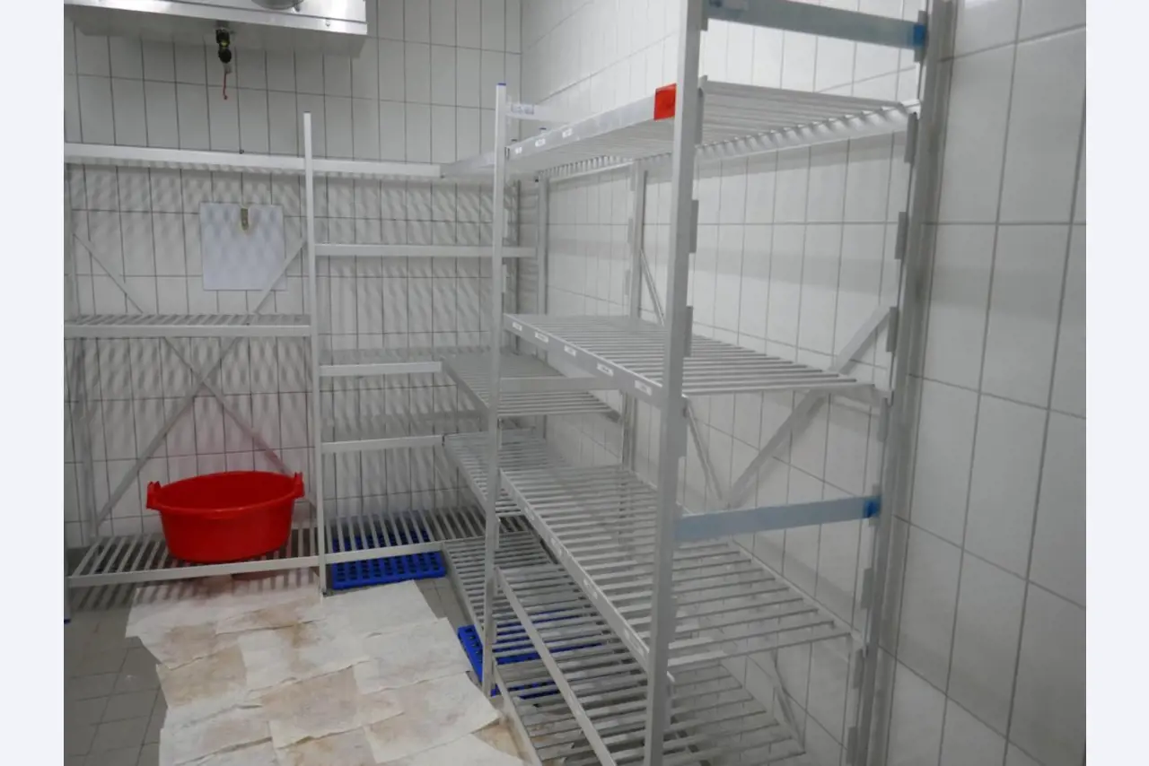 Medyczny sprzęt techniczny, wyposażenie sal operacyjnych, sterylne tace oraz sprzęt i meble szpitalne-3