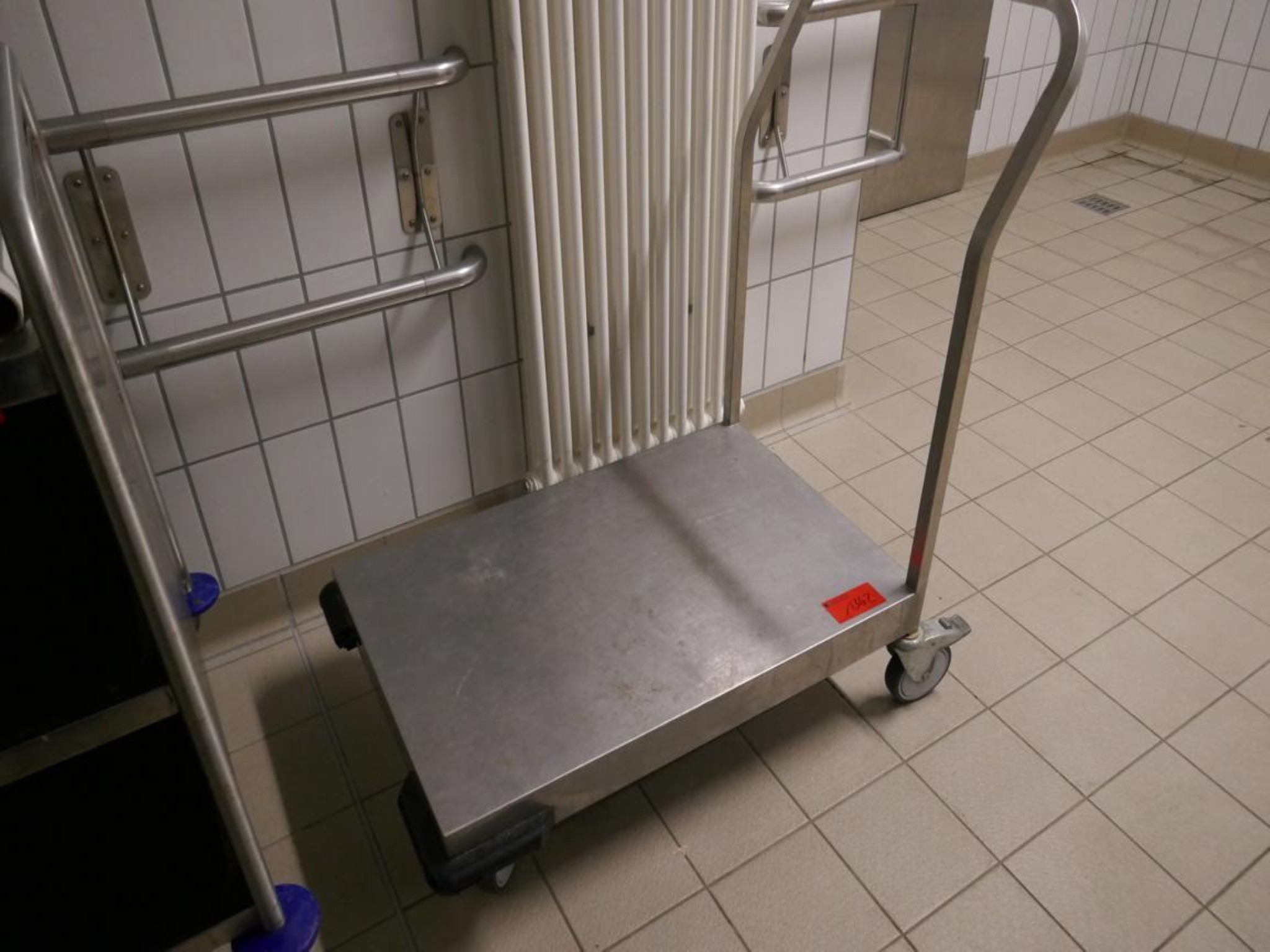 Medyczny sprzęt techniczny, wyposażenie sal operacyjnych, sterylne tace oraz sprzęt i meble szpitalne-1