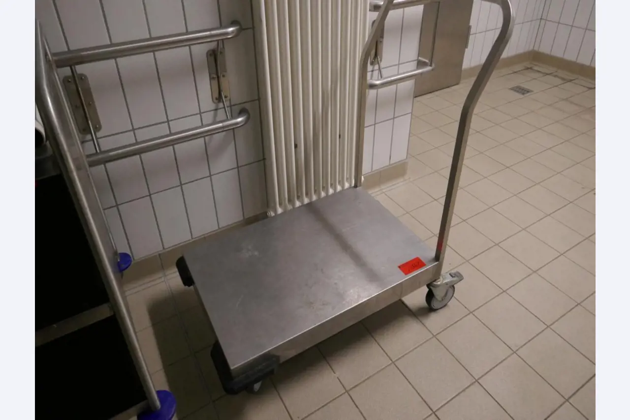 Medyczny sprzęt techniczny, wyposażenie sal operacyjnych, sterylne tace oraz sprzęt i meble szpitalne-1