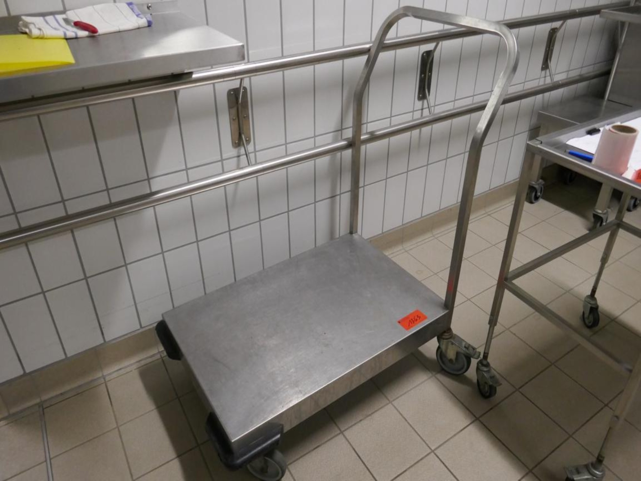 Medyczny sprzęt techniczny, wyposażenie sal operacyjnych, sterylne tace oraz sprzęt i meble szpitalne-1