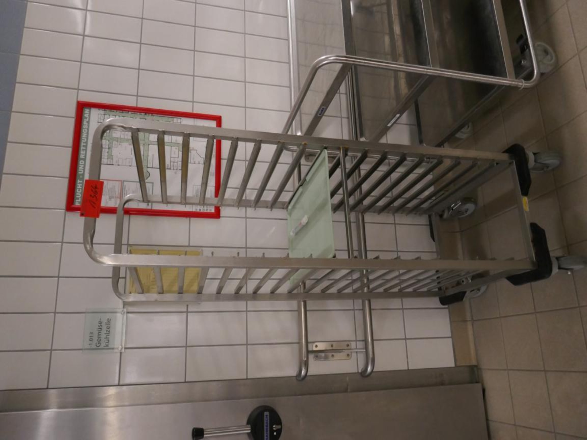 Medyczny sprzęt techniczny, wyposażenie sal operacyjnych, sterylne tace oraz sprzęt i meble szpitalne-2