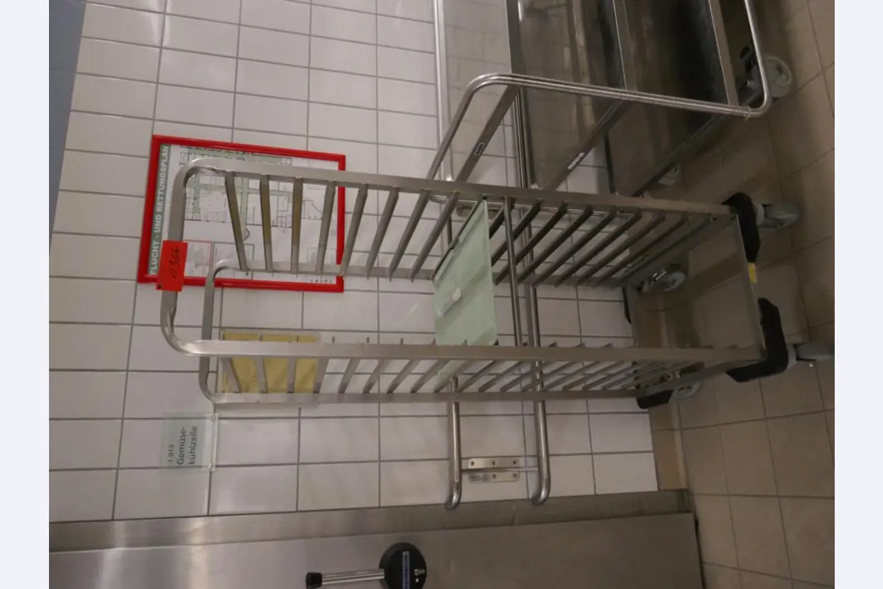 Medyczny sprzęt techniczny, wyposażenie sal operacyjnych, sterylne tace oraz sprzęt i meble szpitalne-2