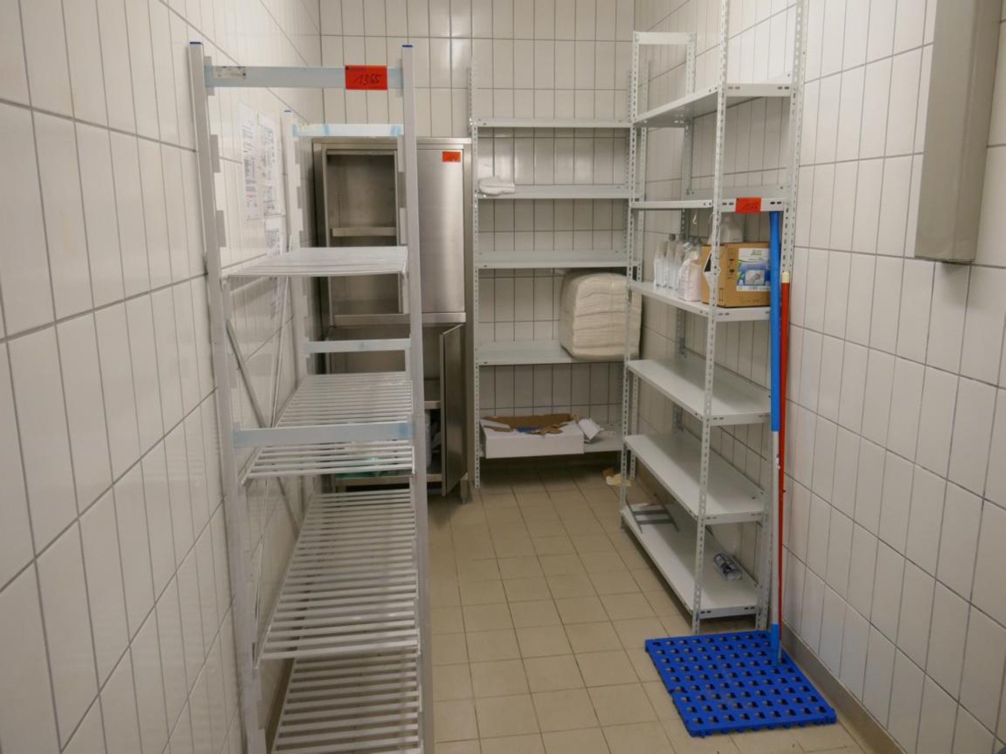 Medyczny sprzęt techniczny, wyposażenie sal operacyjnych, sterylne tace oraz sprzęt i meble szpitalne-1