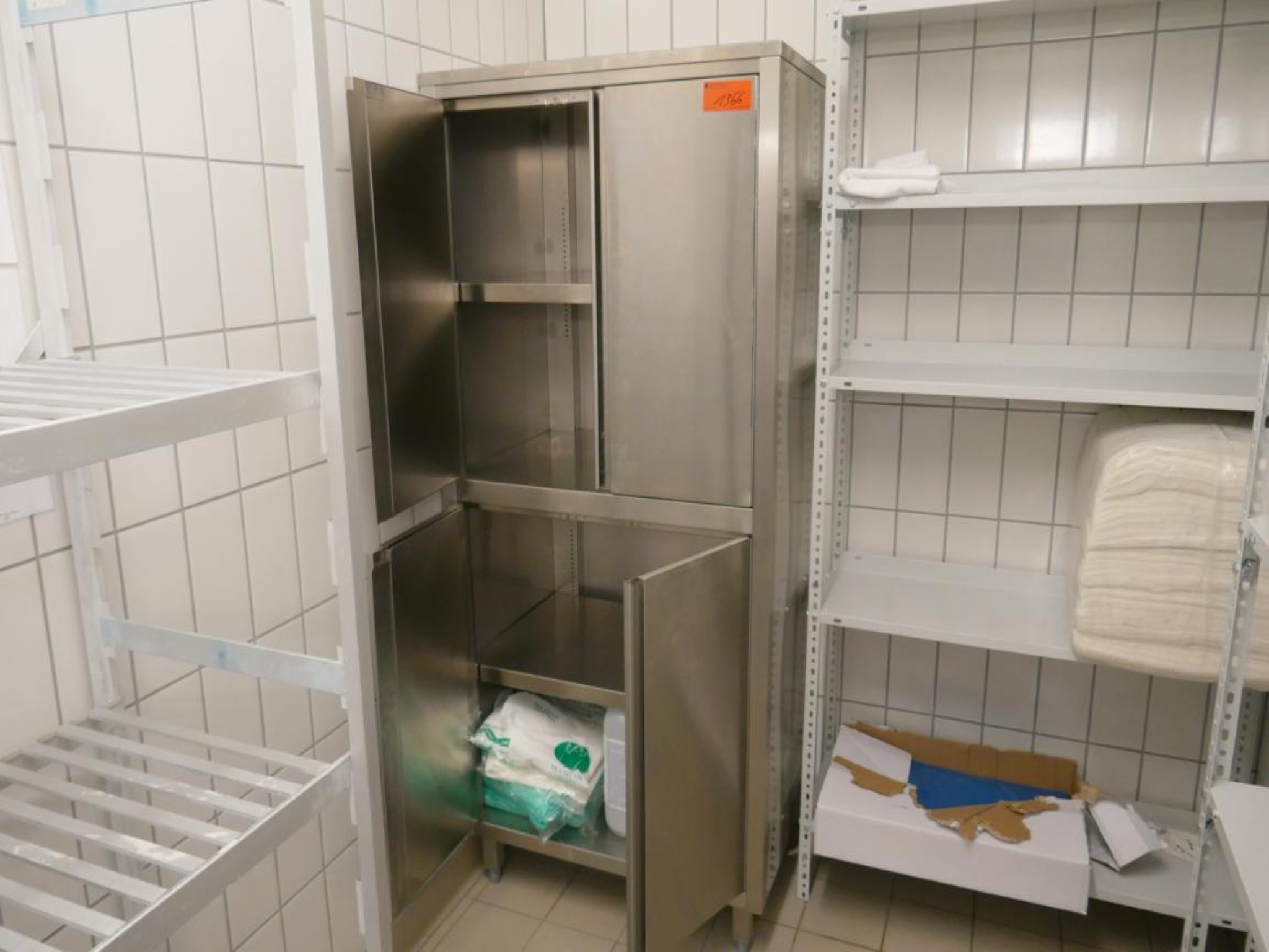 Medyczny sprzęt techniczny, wyposażenie sal operacyjnych, sterylne tace oraz sprzęt i meble szpitalne-1