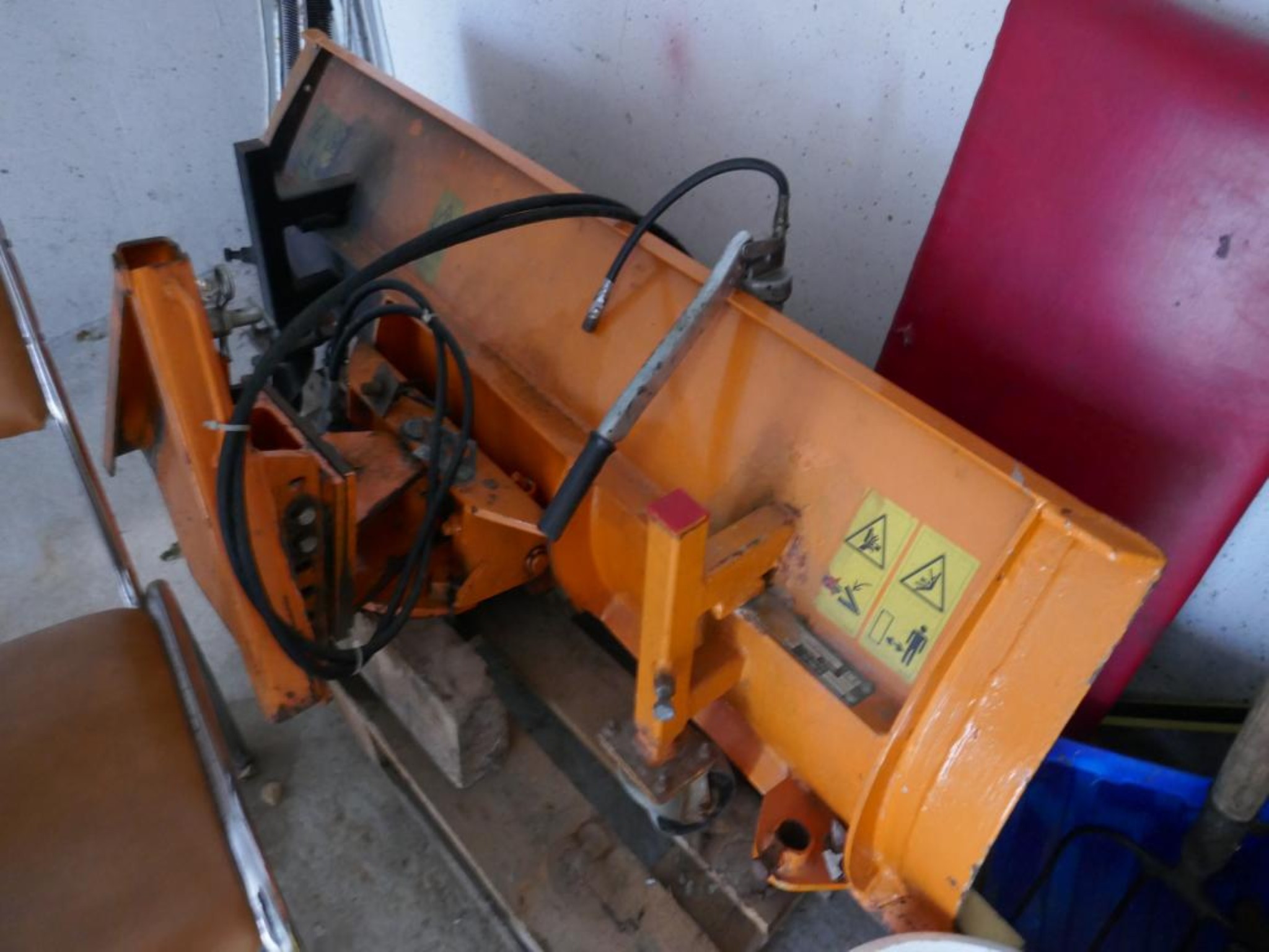 Medyczny sprzęt techniczny, wyposażenie sal operacyjnych, sterylne tace oraz sprzęt i meble szpitalne-10