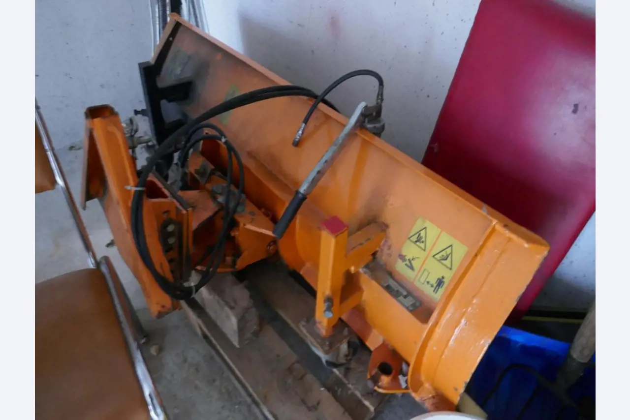 Medyczny sprzęt techniczny, wyposażenie sal operacyjnych, sterylne tace oraz sprzęt i meble szpitalne-10