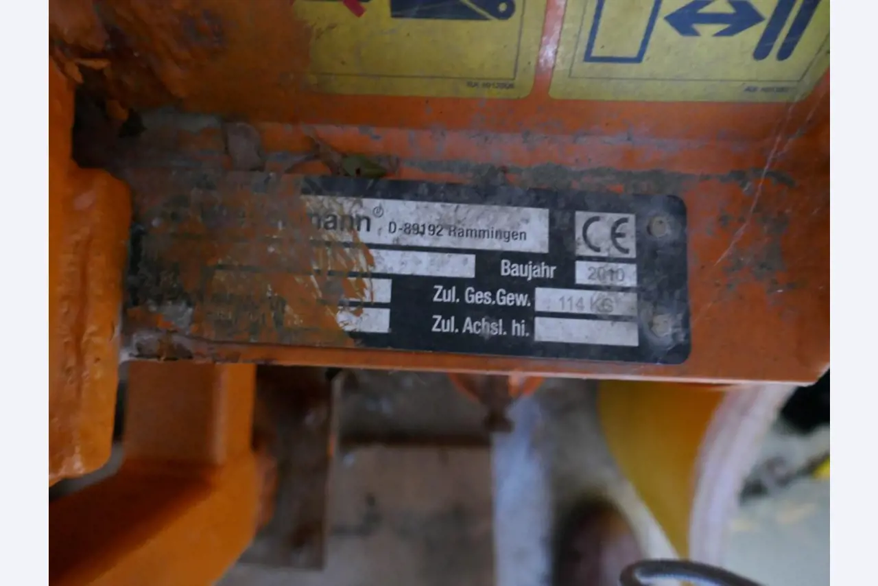 Medyczny sprzęt techniczny, wyposażenie sal operacyjnych, sterylne tace oraz sprzęt i meble szpitalne-11