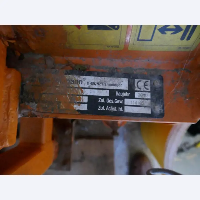 Medyczny sprzęt techniczny, wyposażenie sal operacyjnych, sterylne tace oraz sprzęt i meble szpitalne-11