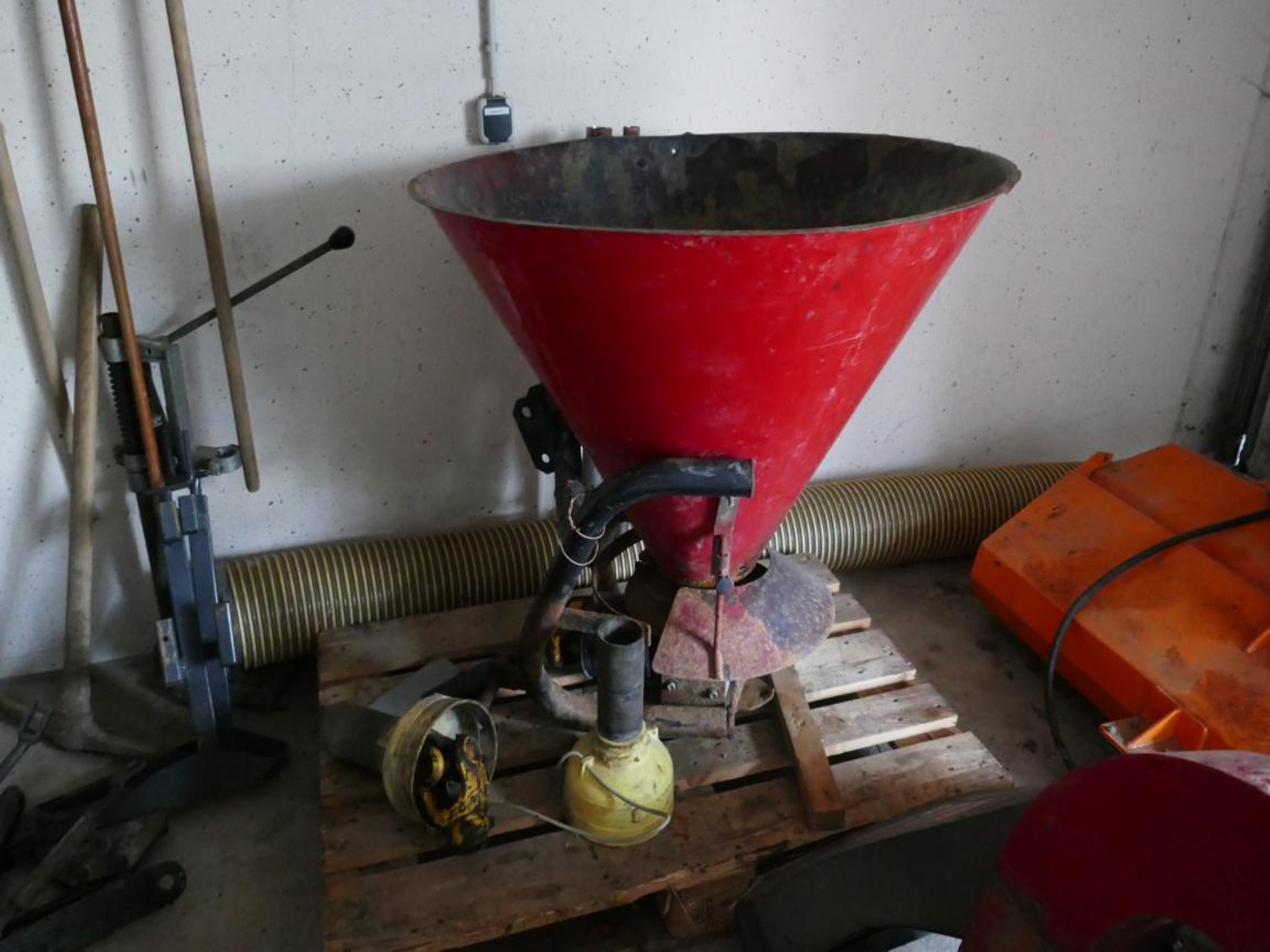 Medyczny sprzęt techniczny, wyposażenie sal operacyjnych, sterylne tace oraz sprzęt i meble szpitalne-13