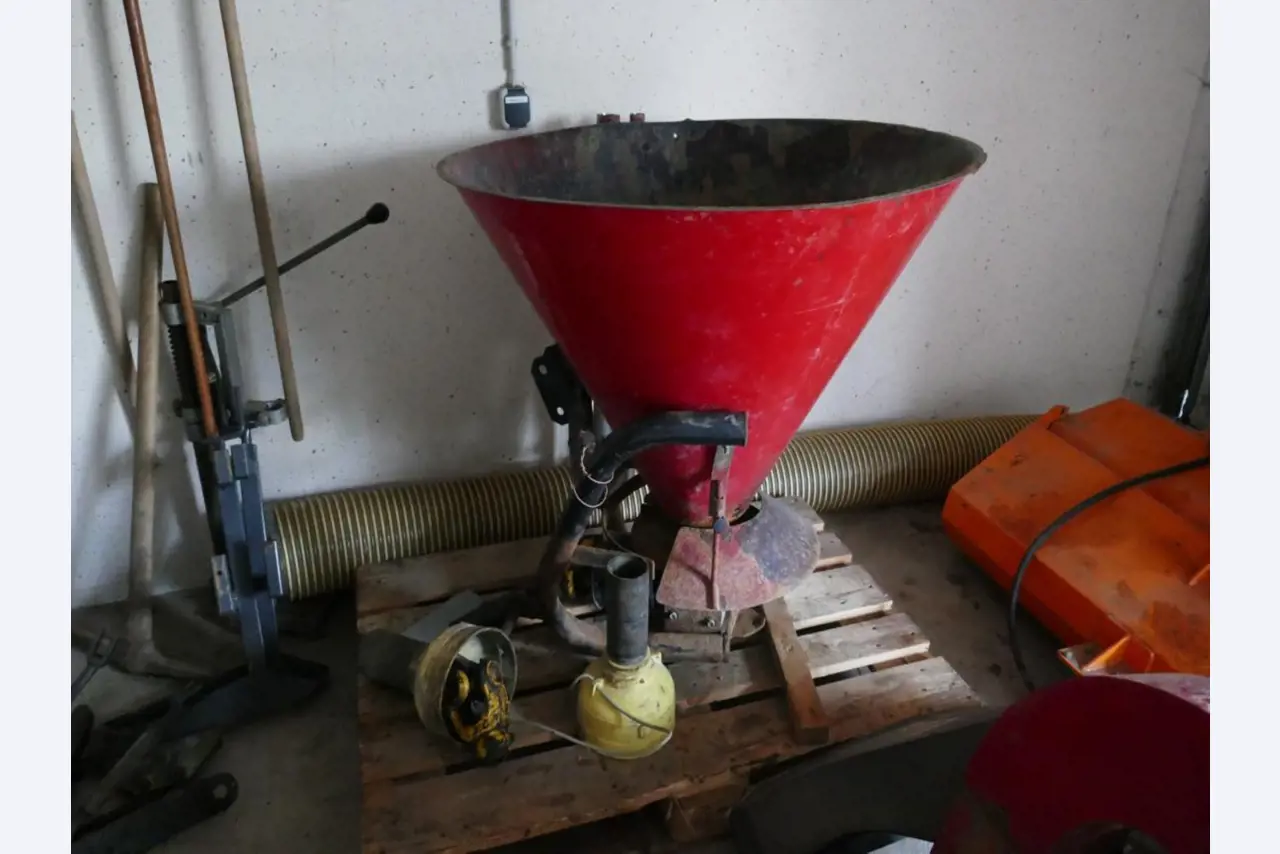 Medyczny sprzęt techniczny, wyposażenie sal operacyjnych, sterylne tace oraz sprzęt i meble szpitalne-13