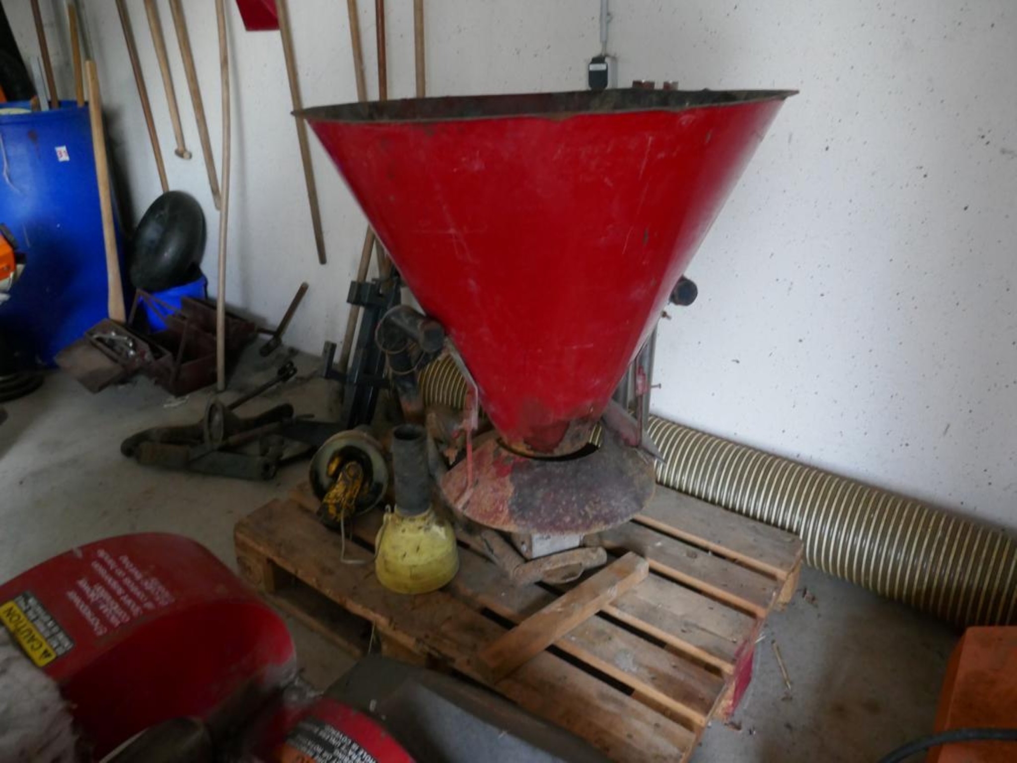 Medyczny sprzęt techniczny, wyposażenie sal operacyjnych, sterylne tace oraz sprzęt i meble szpitalne-14