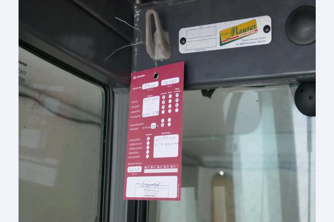 Medyczny sprzęt techniczny, wyposażenie sal operacyjnych, sterylne tace oraz sprzęt i meble szpitalne-17