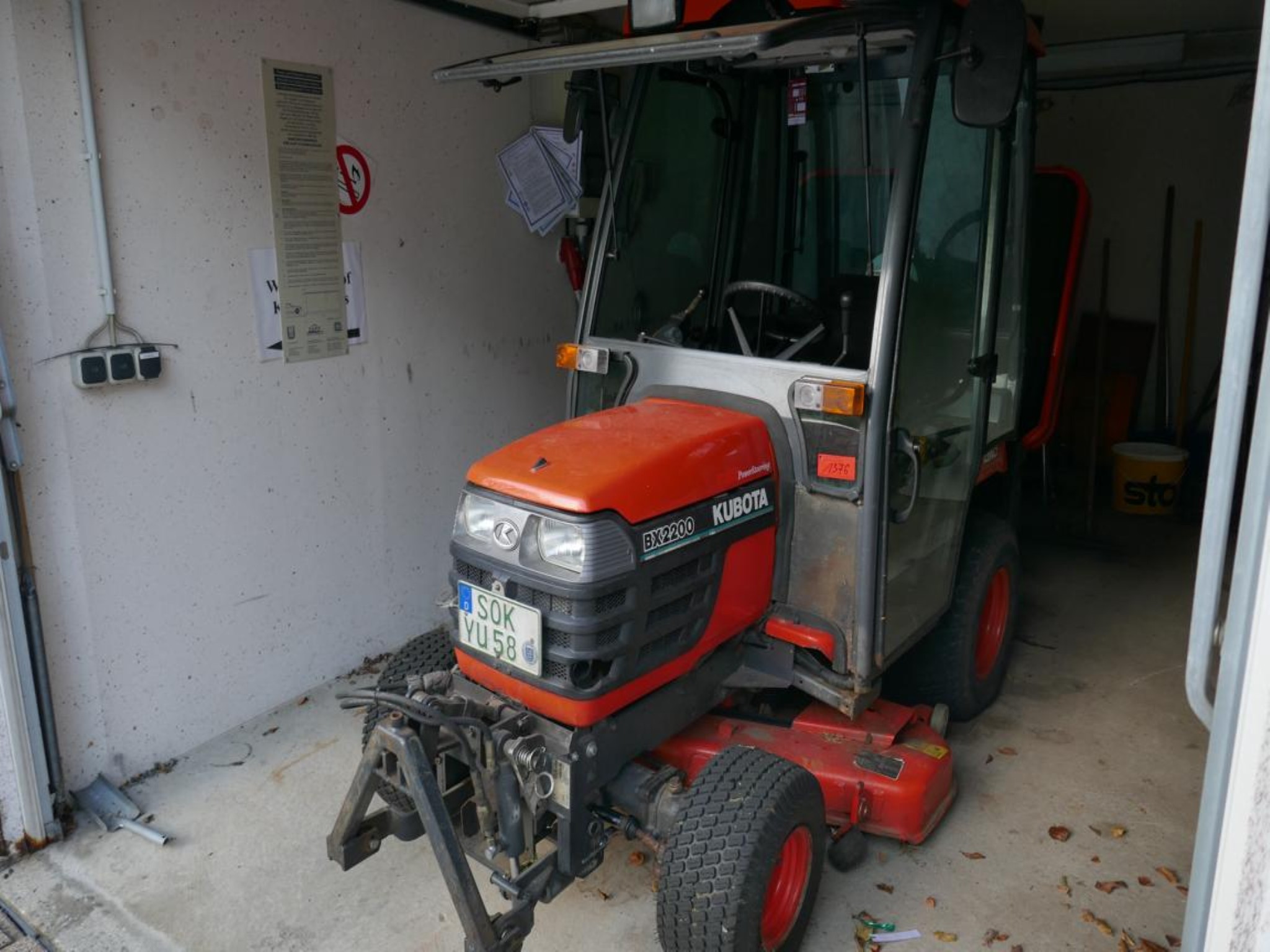 Medyczny sprzęt techniczny, wyposażenie sal operacyjnych, sterylne tace oraz sprzęt i meble szpitalne-1