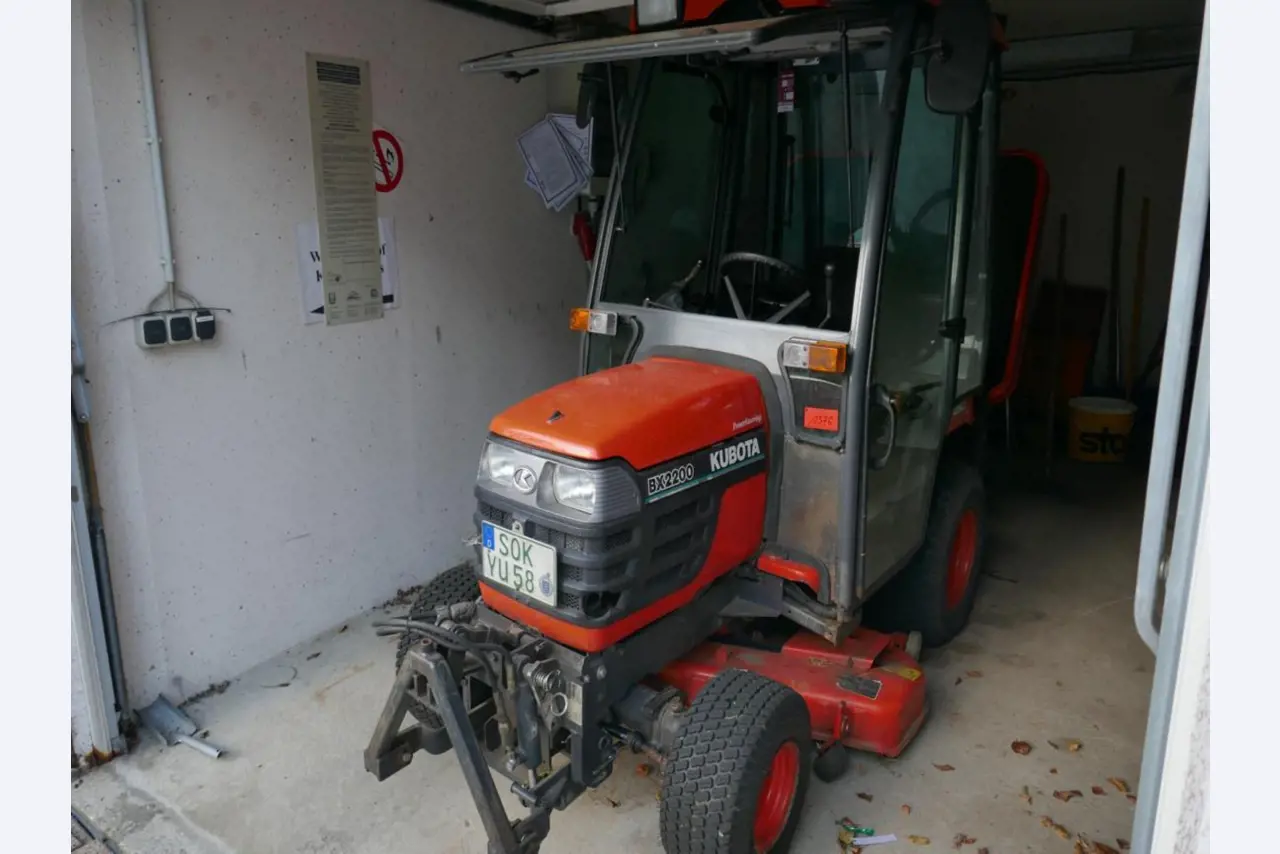 Medyczny sprzęt techniczny, wyposażenie sal operacyjnych, sterylne tace oraz sprzęt i meble szpitalne-1