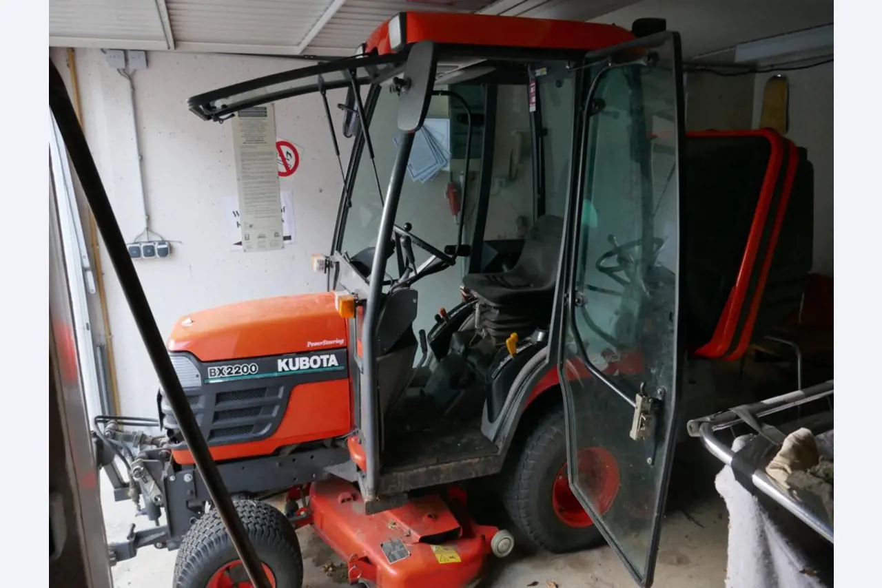 Medyczny sprzęt techniczny, wyposażenie sal operacyjnych, sterylne tace oraz sprzęt i meble szpitalne-22