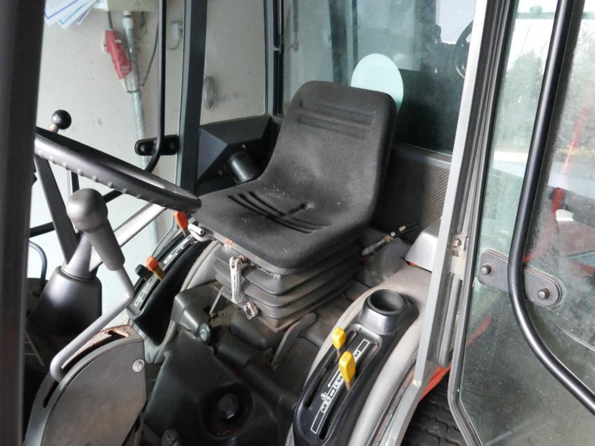 Medyczny sprzęt techniczny, wyposażenie sal operacyjnych, sterylne tace oraz sprzęt i meble szpitalne-2