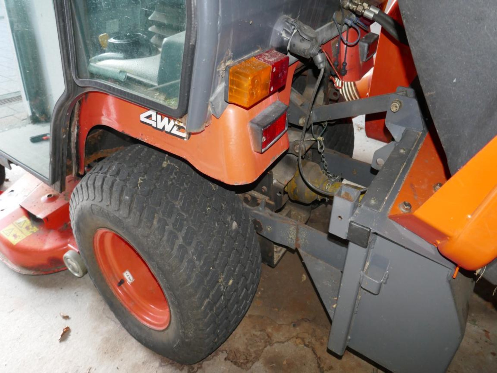 Medyczny sprzęt techniczny, wyposażenie sal operacyjnych, sterylne tace oraz sprzęt i meble szpitalne-5