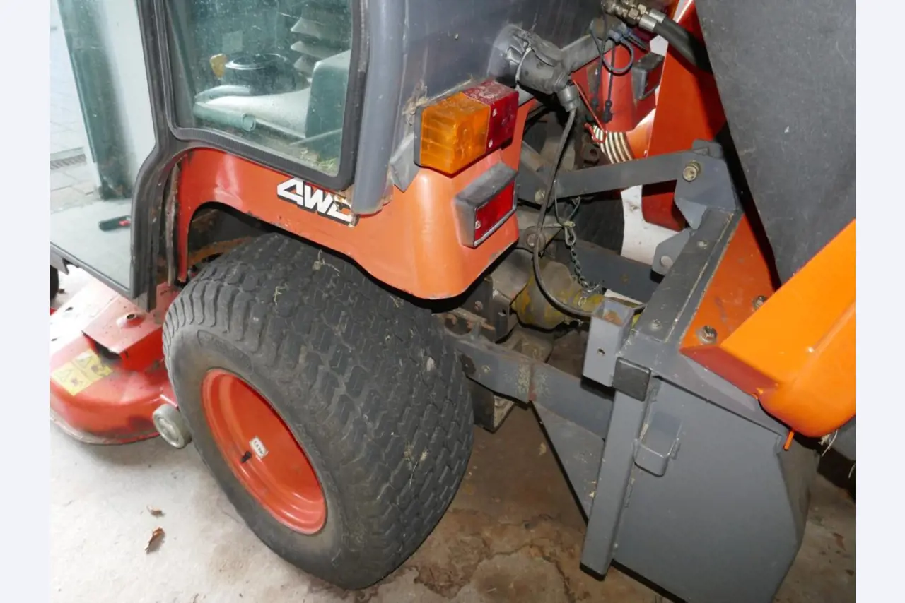 Medyczny sprzęt techniczny, wyposażenie sal operacyjnych, sterylne tace oraz sprzęt i meble szpitalne-5