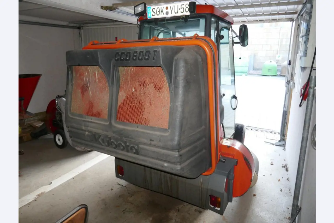 Medyczny sprzęt techniczny, wyposażenie sal operacyjnych, sterylne tace oraz sprzęt i meble szpitalne-7