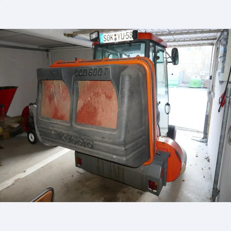 Medyczny sprzęt techniczny, wyposażenie sal operacyjnych, sterylne tace oraz sprzęt i meble szpitalne-7