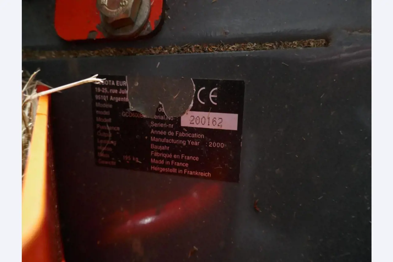 Medyczny sprzęt techniczny, wyposażenie sal operacyjnych, sterylne tace oraz sprzęt i meble szpitalne-8