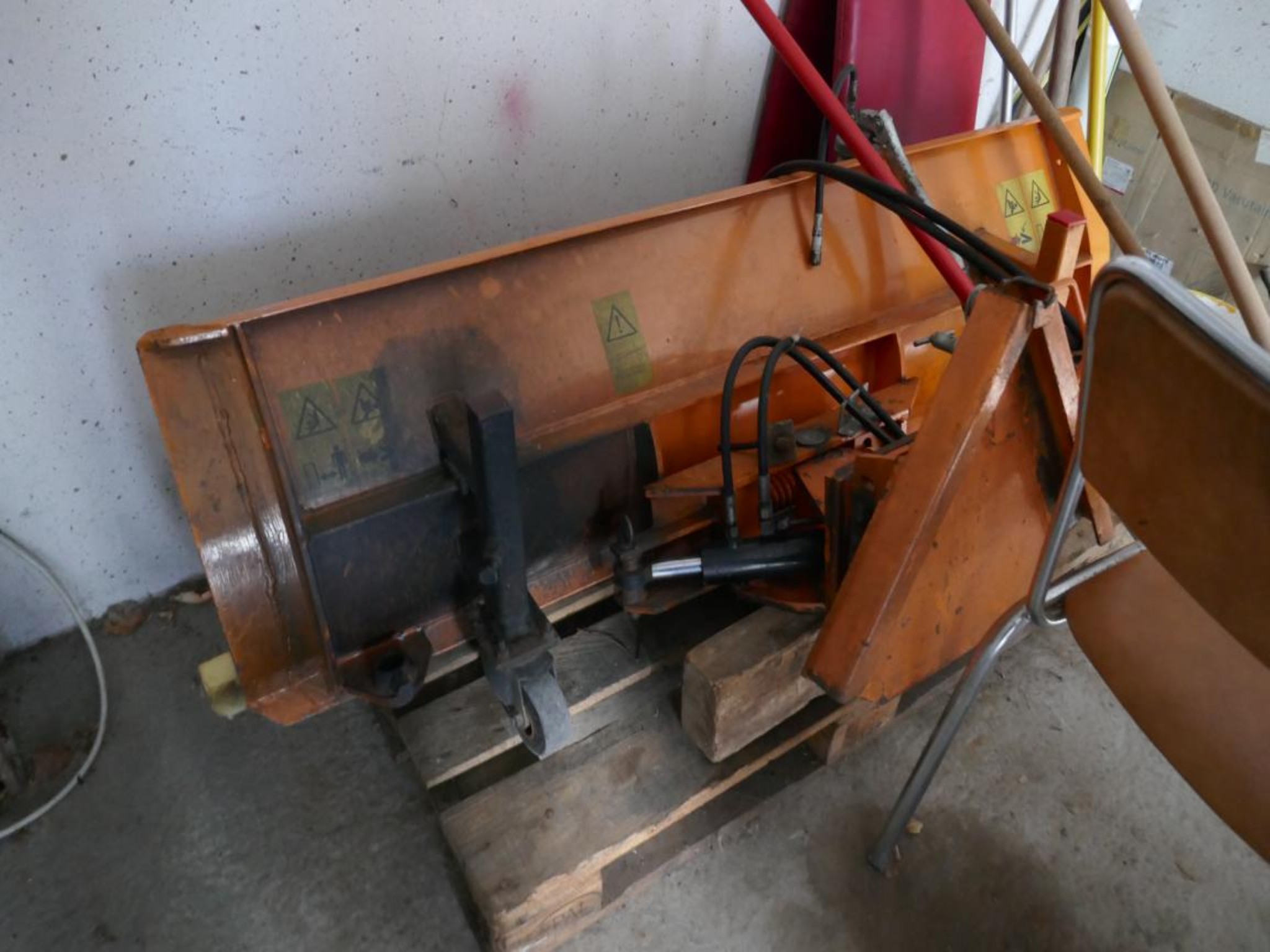 Medyczny sprzęt techniczny, wyposażenie sal operacyjnych, sterylne tace oraz sprzęt i meble szpitalne-9