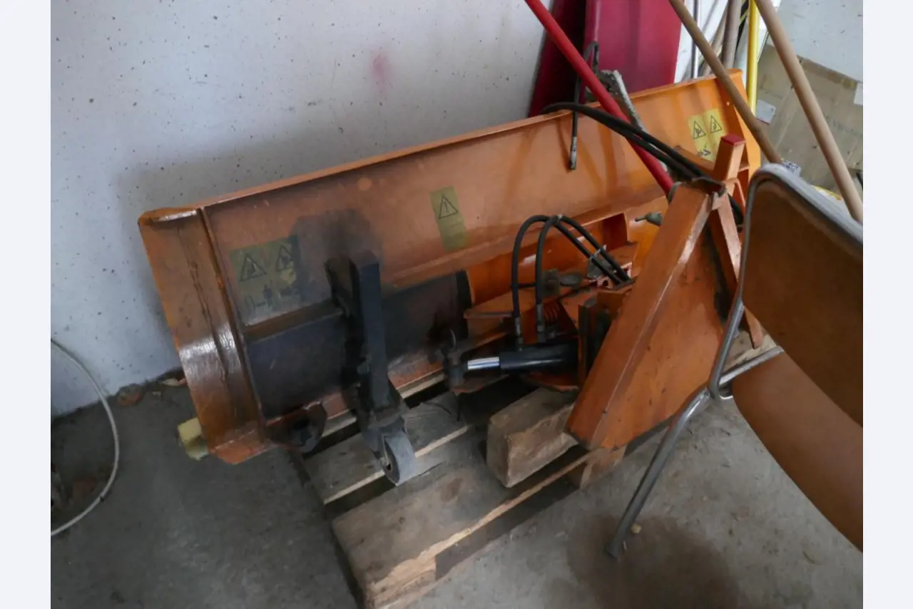 Medyczny sprzęt techniczny, wyposażenie sal operacyjnych, sterylne tace oraz sprzęt i meble szpitalne-9