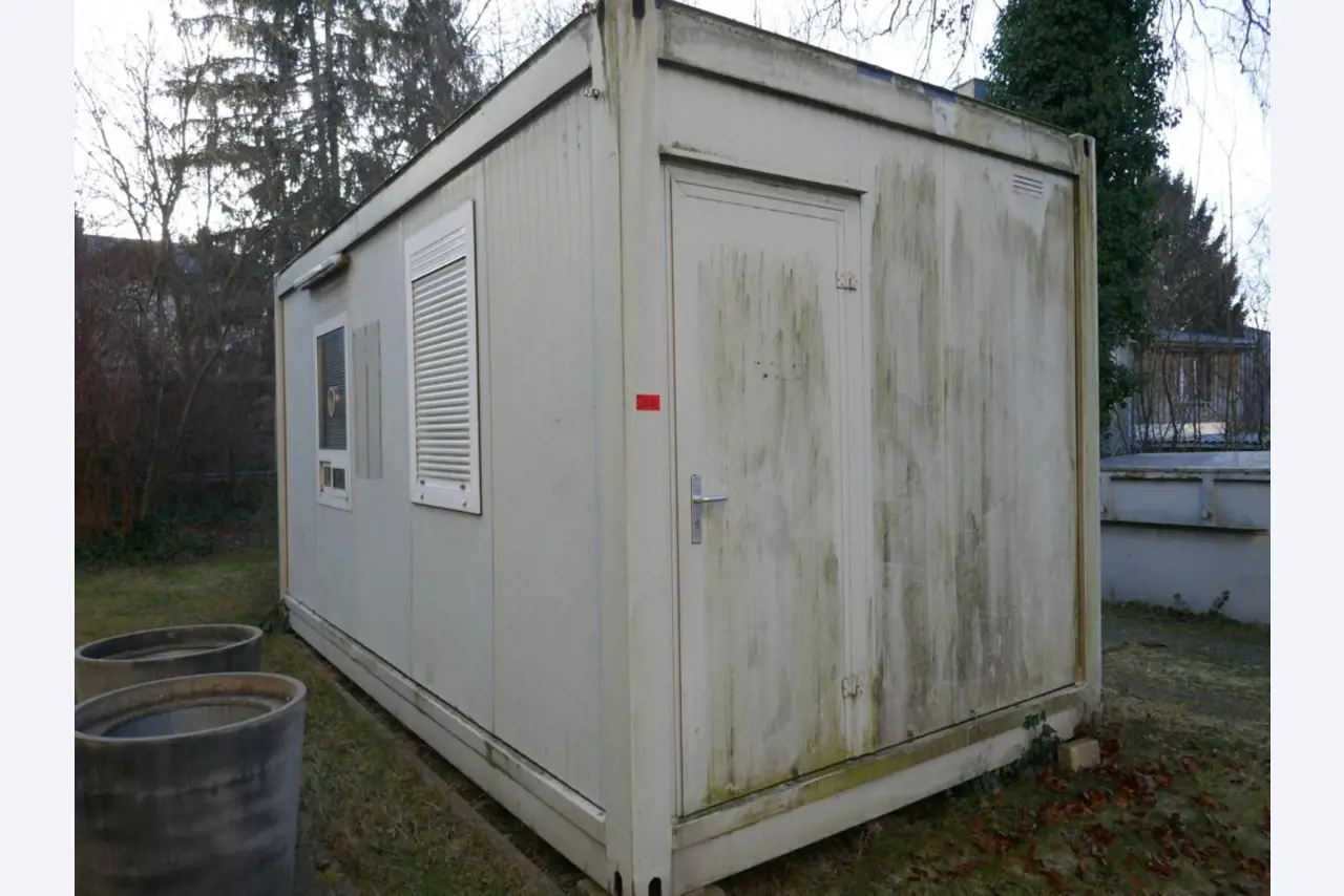 Medyczny sprzęt techniczny, wyposażenie sal operacyjnych, sterylne tace oraz sprzęt i meble szpitalne-1