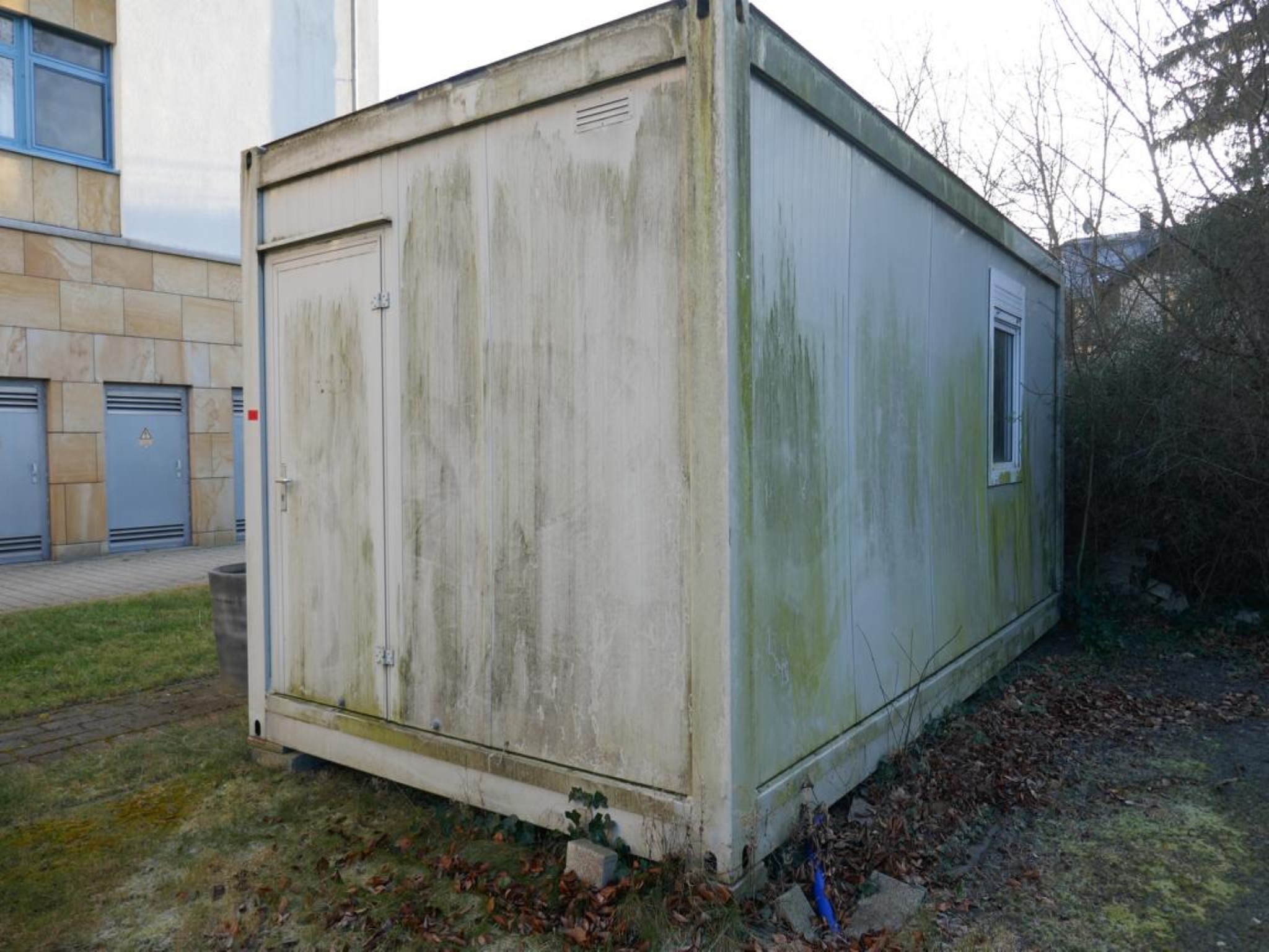 Medyczny sprzęt techniczny, wyposażenie sal operacyjnych, sterylne tace oraz sprzęt i meble szpitalne-2