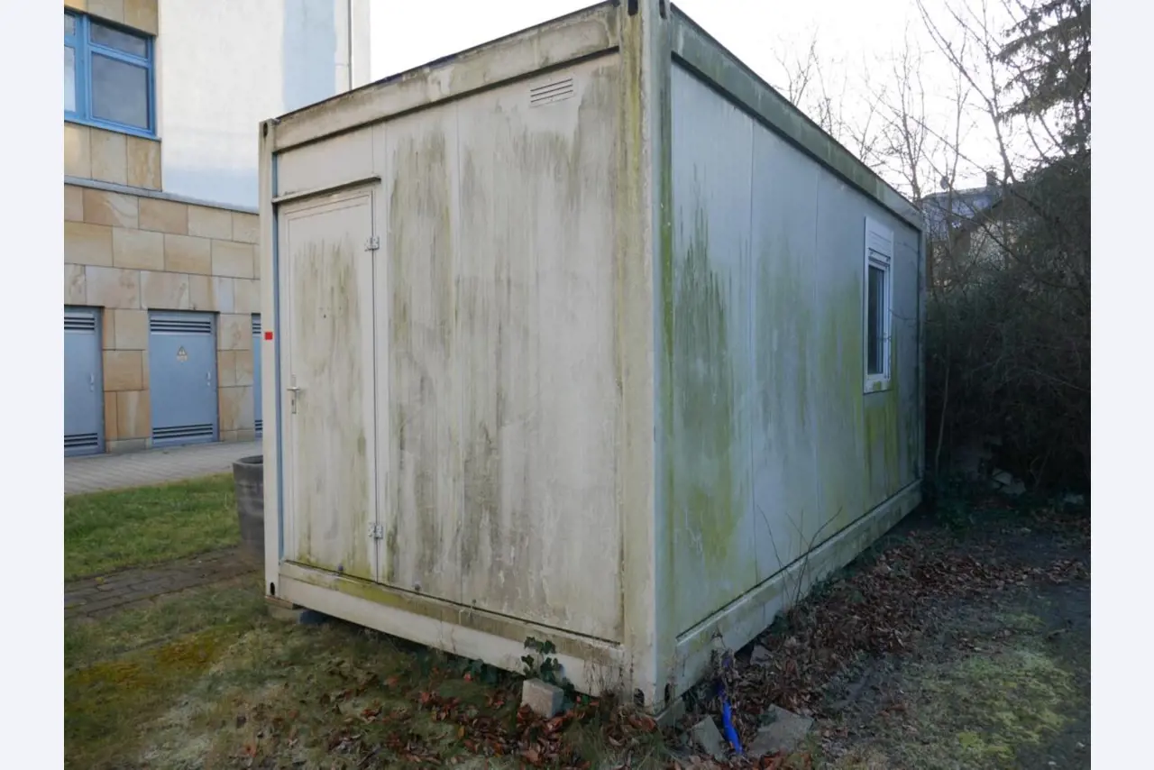 Medyczny sprzęt techniczny, wyposażenie sal operacyjnych, sterylne tace oraz sprzęt i meble szpitalne-2