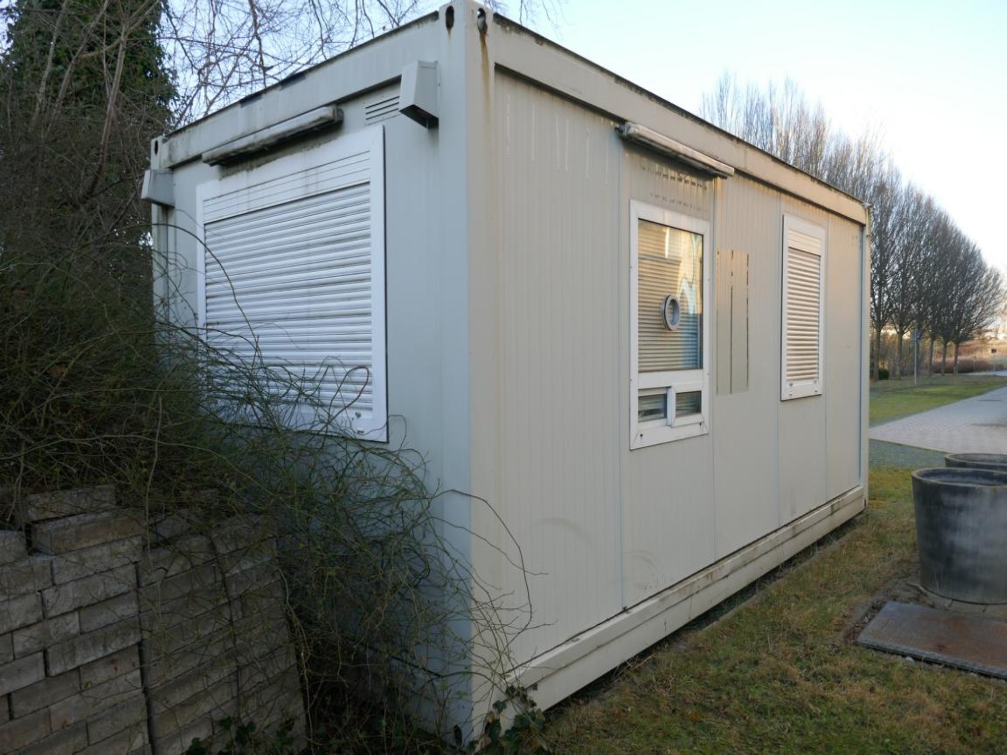 Medyczny sprzęt techniczny, wyposażenie sal operacyjnych, sterylne tace oraz sprzęt i meble szpitalne-3