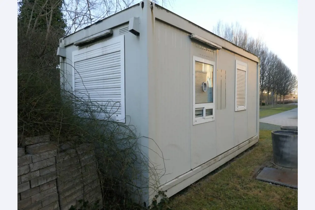 Medyczny sprzęt techniczny, wyposażenie sal operacyjnych, sterylne tace oraz sprzęt i meble szpitalne-3