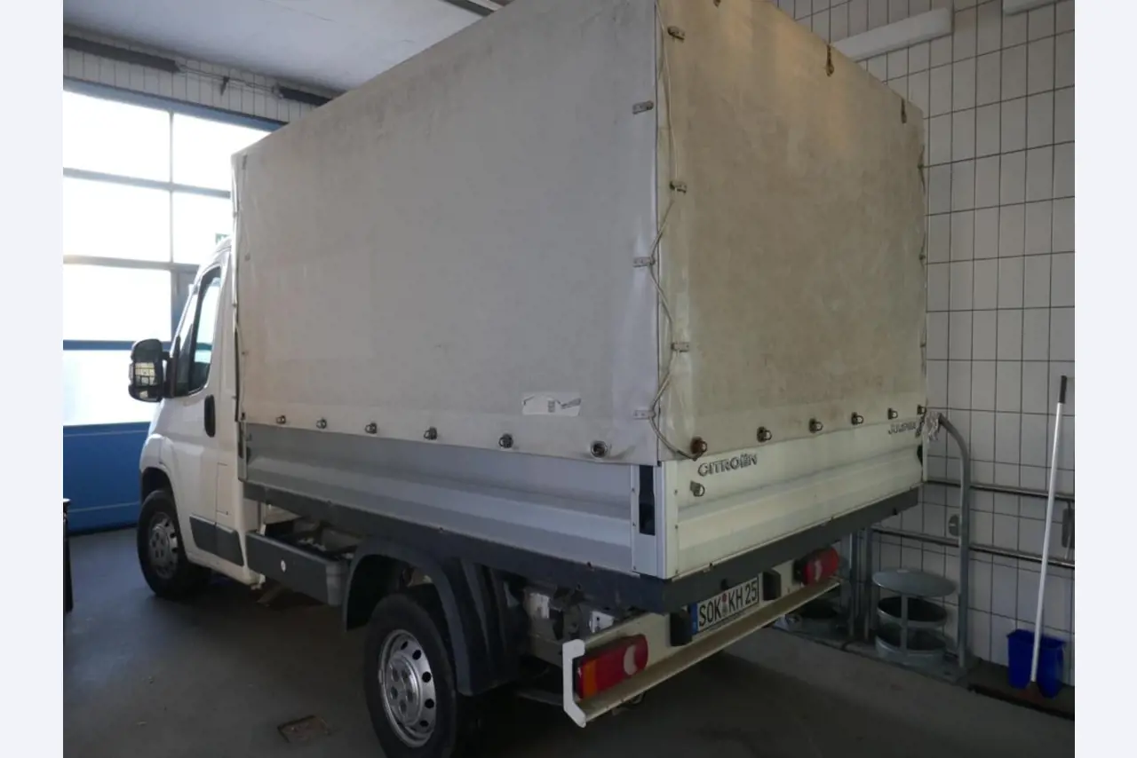 Medyczny sprzęt techniczny, wyposażenie sal operacyjnych, sterylne tace oraz sprzęt i meble szpitalne-10