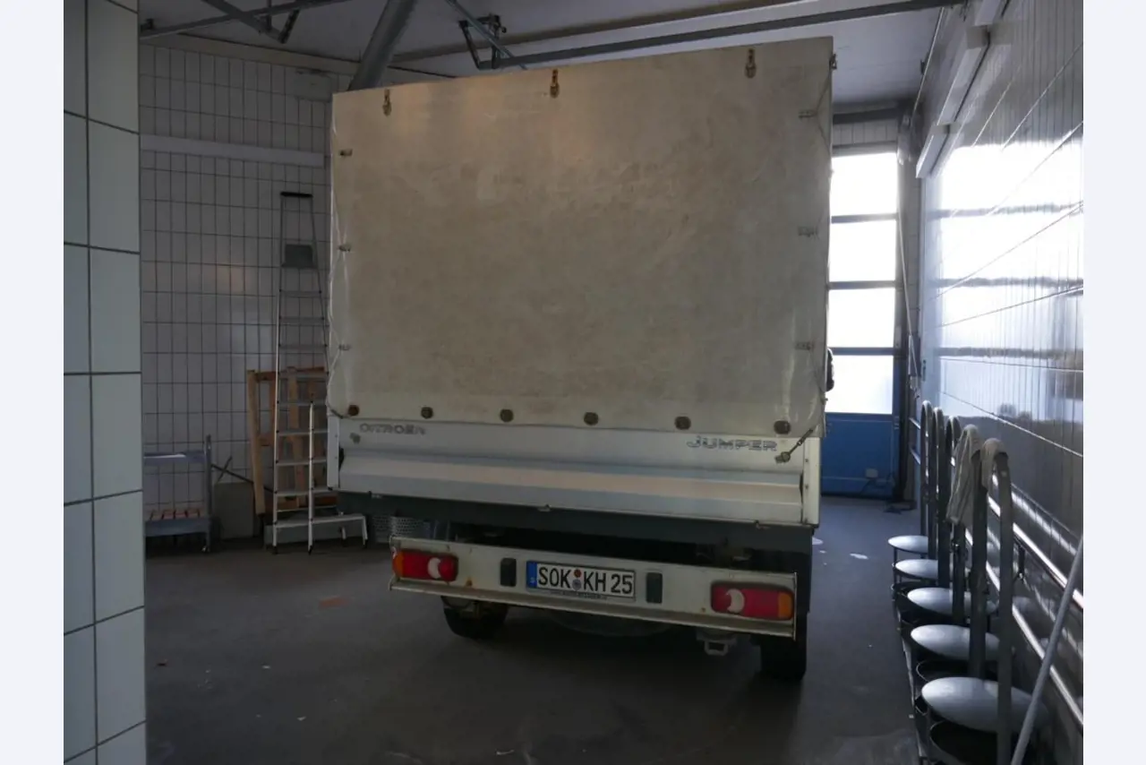 Medyczny sprzęt techniczny, wyposażenie sal operacyjnych, sterylne tace oraz sprzęt i meble szpitalne-11