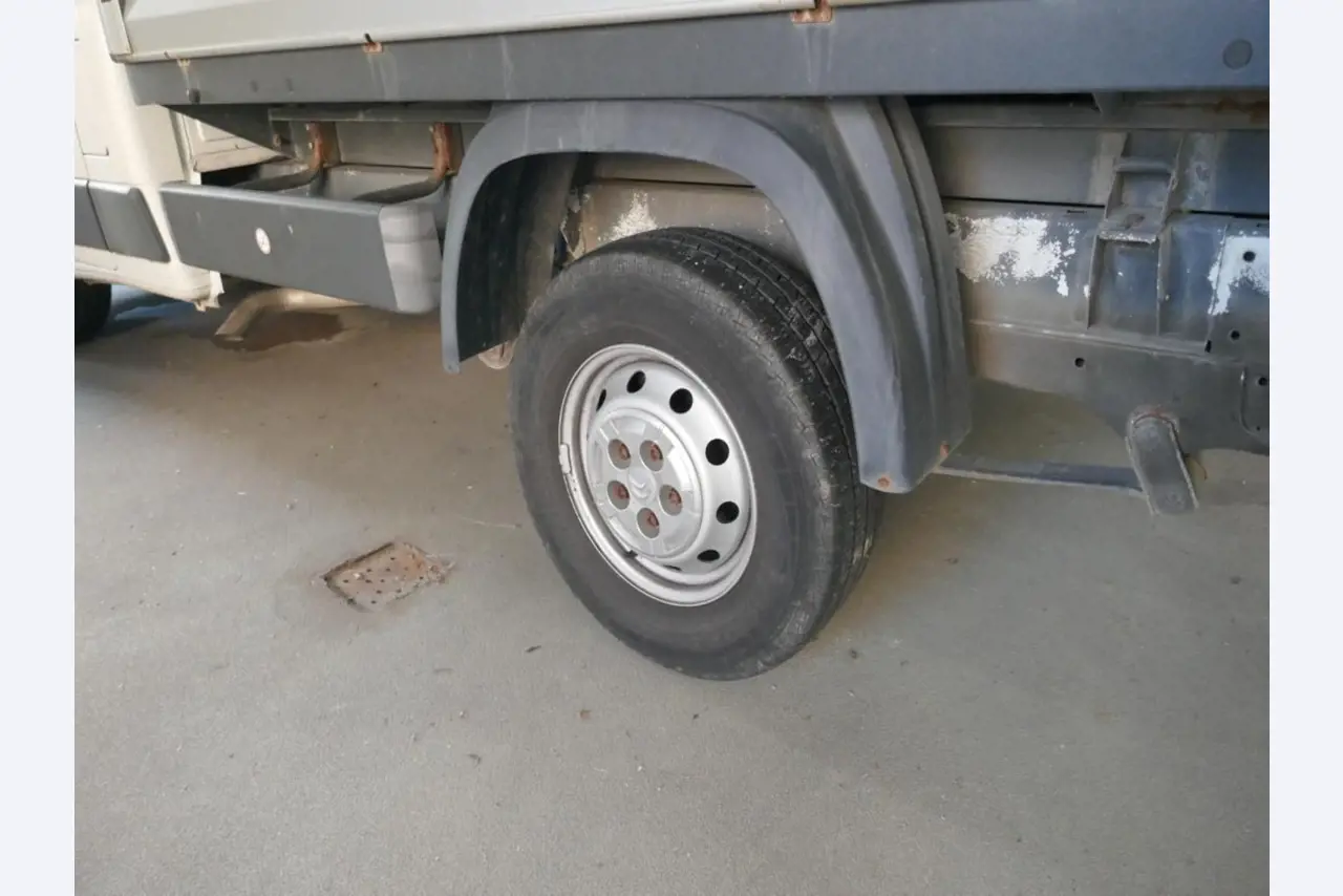 Medyczny sprzęt techniczny, wyposażenie sal operacyjnych, sterylne tace oraz sprzęt i meble szpitalne-12