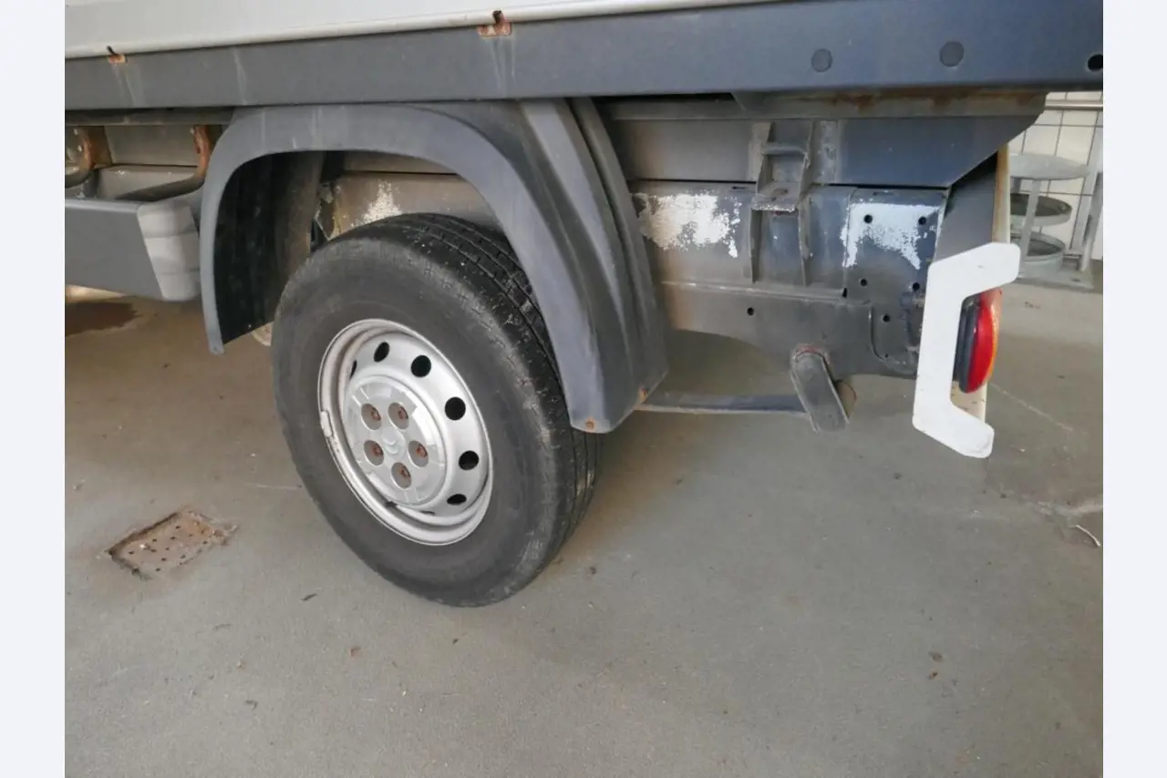 Medyczny sprzęt techniczny, wyposażenie sal operacyjnych, sterylne tace oraz sprzęt i meble szpitalne-13